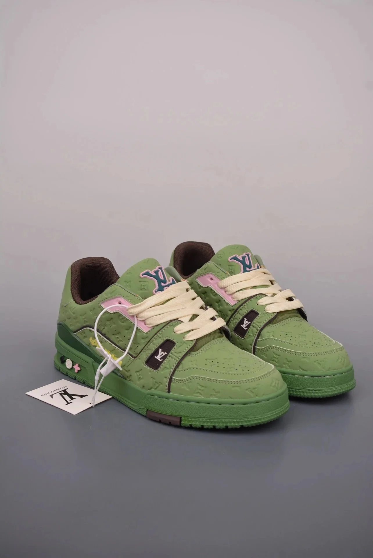 High-quality, classic, versatile casual sneakers in TX 02