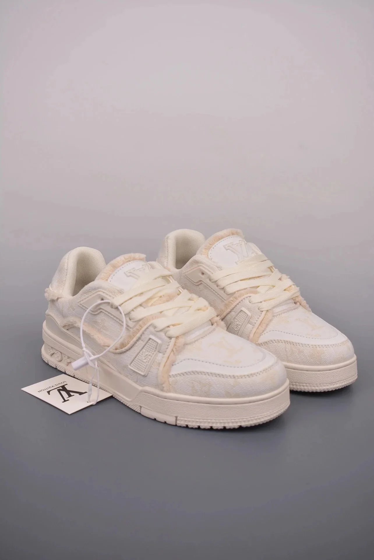 High-quality, classic, versatile casual sneakers in TX 07