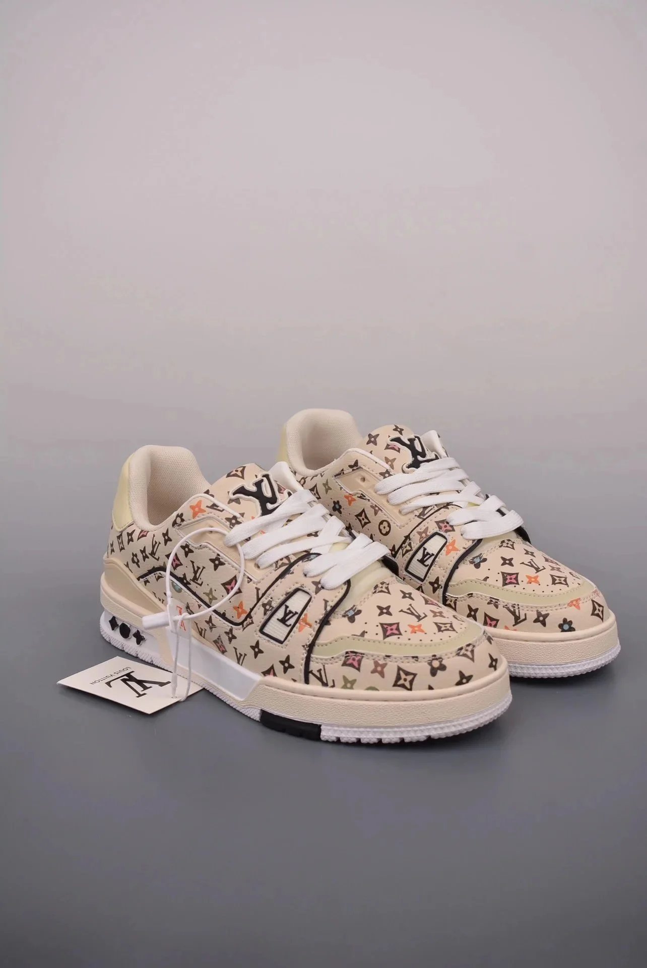 High-quality, classic, versatile casual sneakers in TX 04