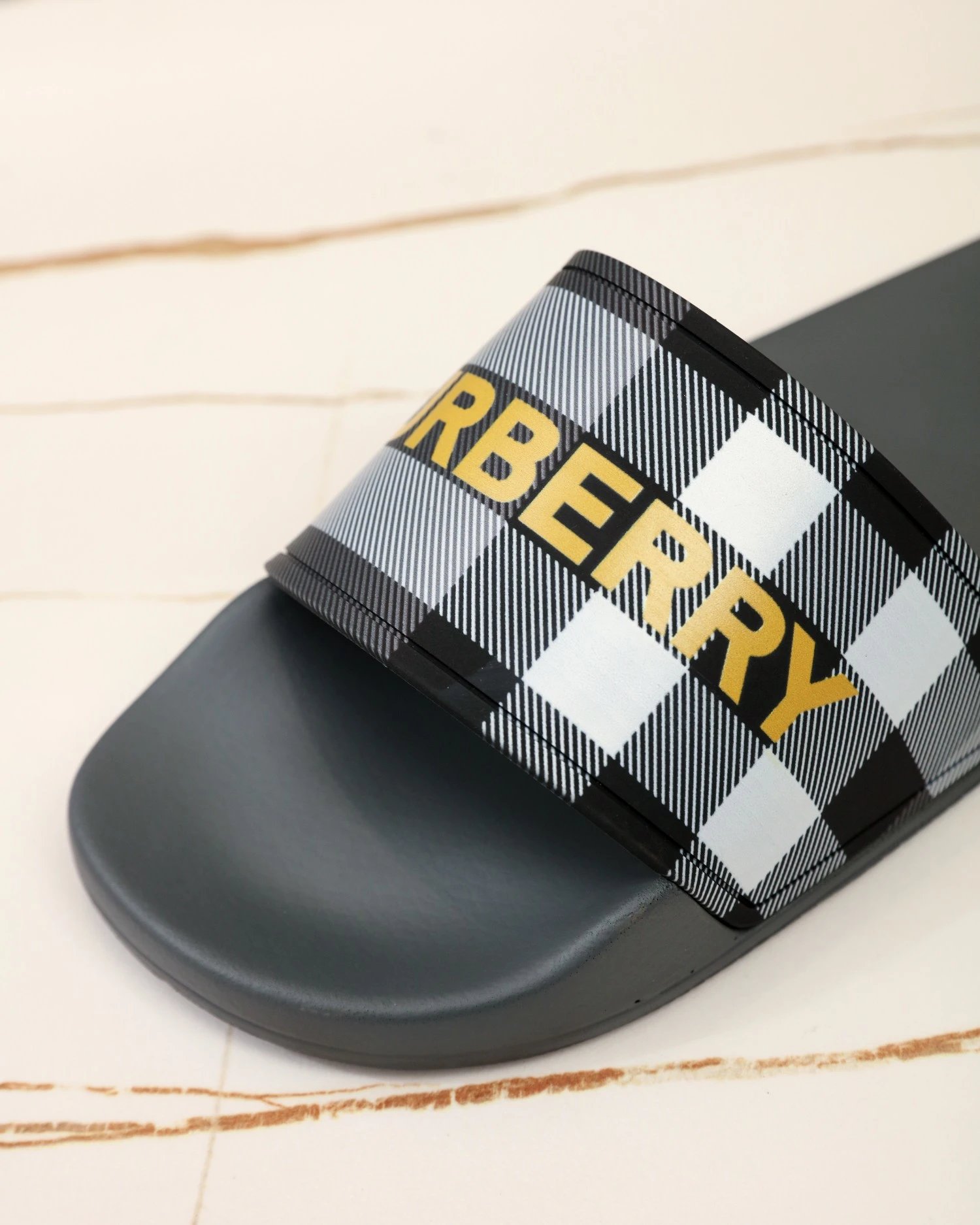 High-quality casual slippers – additional view