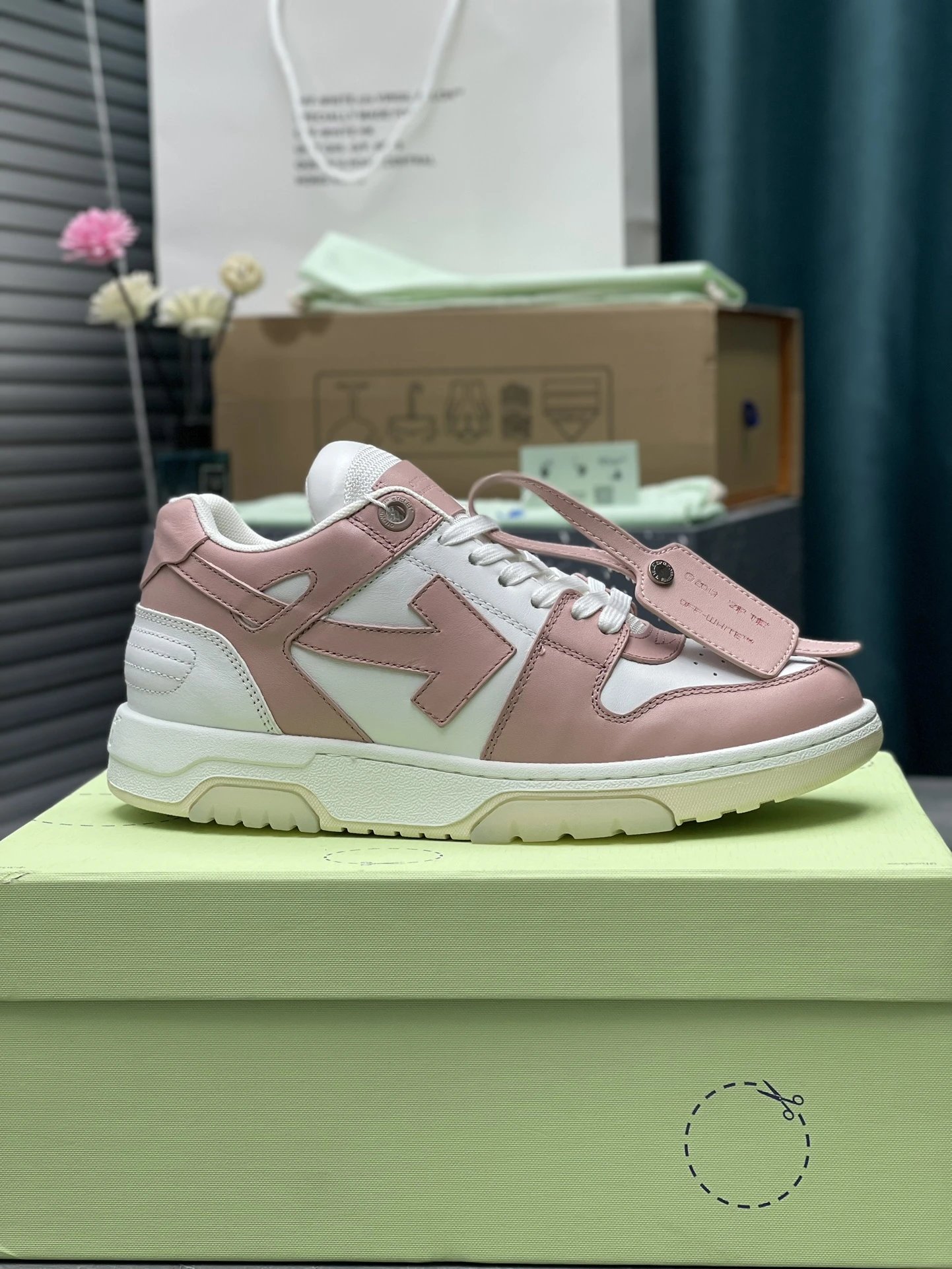 High-quality fashion arrow sneakers – Style 5